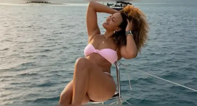 Imagem ilustrativa da notícia: Sheron Menezzes usa biquíni rosa em dia de sol em alto mar