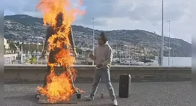 Imagem ilustrativa da notícia: VÍDEO: Homem ateia fogo em estátua de Cristiano Ronaldo em Portugal