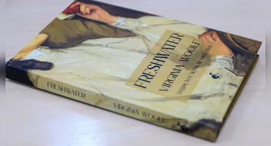 Imagem ilustrativa da notícia: A Virginia Woolf que ri: o deboche ácido em ‘Freshwater’