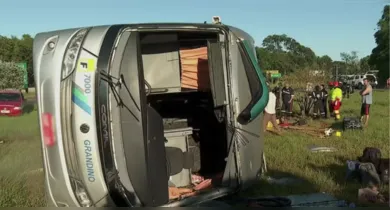 Imagem ilustrativa da notícia: Ônibus tomba em alta velocidade com 40 pessoas no interior de São Paulo