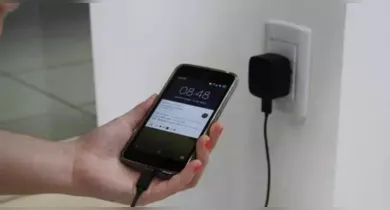 Imagem ilustrativa da notícia: Veja os principais riscos de usar o celular enquanto carrega a bateria