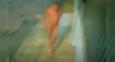 Imagem ilustrativa da notícia: 'Peladão misterioso' volta a atacar e causa pânico em moradoras