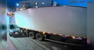 Imagem ilustrativa da notícia: Vídeo: veja o momento em que carreta descontrolada atinge veículo