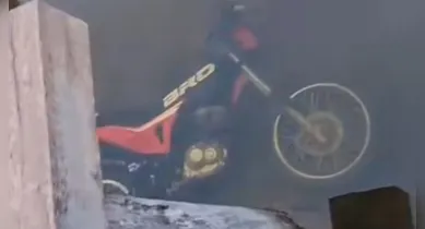 Imagem ilustrativa da notícia: Homem morre após cair de moto em igarapé em Tomé-Açu