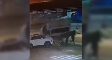 Imagem ilustrativa da notícia: VÍDEO: câmera flagra van atingindo pedestre na BR-316