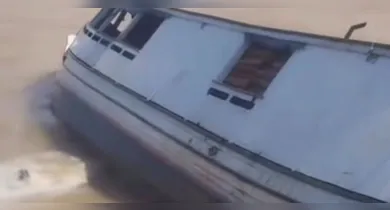 Imagem ilustrativa da notícia: Vídeo: barco naufraga com carga de madeira em Breves