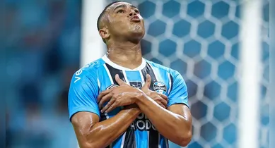 Imagem ilustrativa da notícia: Com 3 gols de Carlos Vinícius, Grêmio goleia Botafogo no Brasileirão