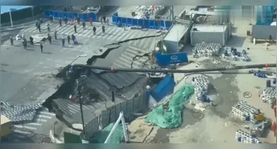 Imagem ilustrativa da notícia: Vídeo: cratera engole rua em Xangai durante obra de metrô