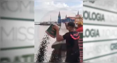 Imagem ilustrativa da notícia: Preço alto e vendas em baixa! Vendedores jogam fora açai no rio, em Belém