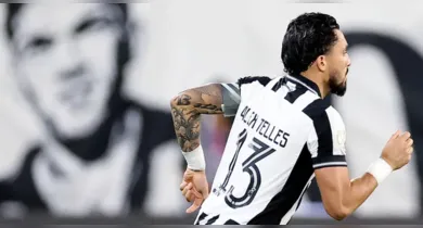 Imagem ilustrativa da notícia: Botafogo vence Chapecoense com gol de Alex Telles no fim