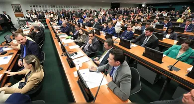 Imagem ilustrativa da notícia: PEC do fim da escala 6x1 é aprova na CCJ da Câmara dos Deputados