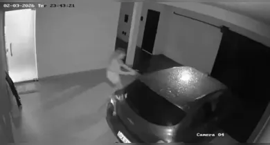Imagem ilustrativa da notícia: VÍDEO: Carro "fantasma" liga sozinho e derruba portão de casa
