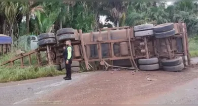Imagem ilustrativa da notícia: Caminhão capota após desviar de motociclistas "fazendo grau"
