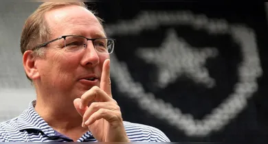Imagem ilustrativa da notícia: Botafogo à venda? SAF de John Textor é anunciada em "classificados" de jornal