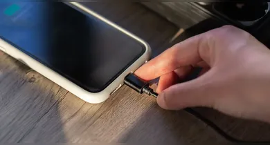 Imagem ilustrativa da notícia: Qual conectar primeiro, o celular ou o carregador na tomada?