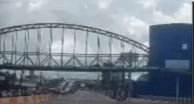 Imagem ilustrativa da notícia: Parte da passarela da Júlia Cesar cede e interdita trânsito