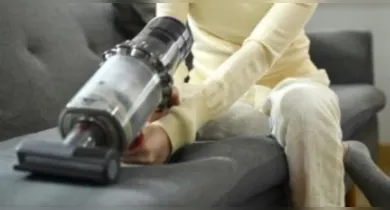 Imagem ilustrativa da notícia: Veja como limpar o sofá em casa com aspirador de pó e água