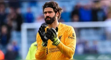 Imagem ilustrativa da notícia: Alisson fora da Copa? Slot diz que goleiro ficará afastado por mais tempo