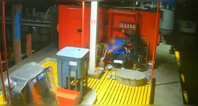 Imagem ilustrativa da notícia: Vídeo: assalto em posto termina com fuga pelo rio no Pará