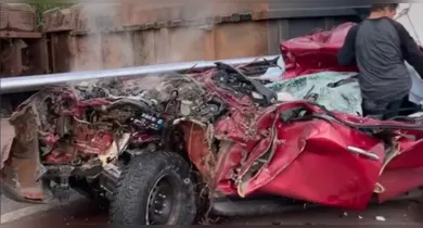 Imagem ilustrativa da notícia: Caminhão tomba sobre caminhonete e mata mulher no Pará