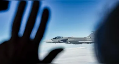 Imagem ilustrativa da notícia: Lula é escoltado por 1º caça supersônico produzido no Brasil