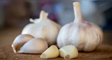 Imagem ilustrativa da notícia: Aprenda a descascar alho em segundos com este truque fácil