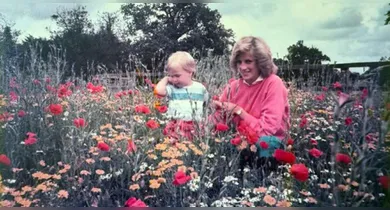 Imagem ilustrativa da notícia: Principe William publica foto inédita com Diana no Dia das Mães inglês