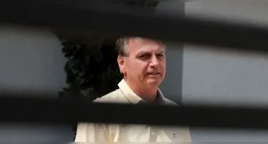 Imagem ilustrativa da notícia: Vídeo: Bolsonaro brinca com os cachorros em prisão domiciliar