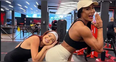 Imagem ilustrativa da notícia: Gkay "descansa" no bumbum de Gracyanne Barbosa e comemora treino juntas