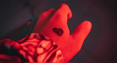 Imagem ilustrativa da notícia: Mulher é presa por exigir R$ 1 mil para não revelar traição no AM