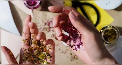 Imagem ilustrativa da notícia: Como tirar glitter de roupas e da casa sem espalhar ainda mais brilho