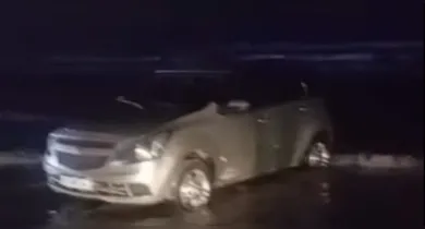 Imagem ilustrativa da notícia: Vídeo: carros ficam atolados durante maré cheia em Salinas