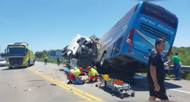 Imagem ilustrativa da notícia: Acidente entre caminhão e ônibus mata ao menos 11 pessoas