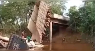 Imagem ilustrativa da notícia: Vídeo: caminhão cai em rio após ponte desabar no sul do Pará