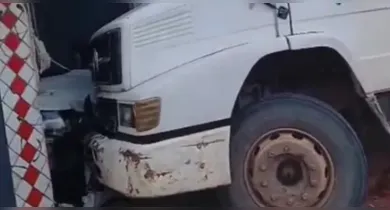 Imagem ilustrativa da notícia: Caminhão desgovernado invade loja e danifica carros em Ananideua