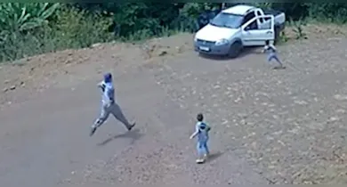 Imagem ilustrativa da notícia: Crianças soltam freio de mão e caminhonete cai em ribanceira