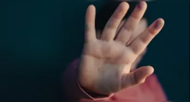 Imagem ilustrativa da notícia: Mãe agride filha de 8 anos e compartilha vídeo no WhatsApp