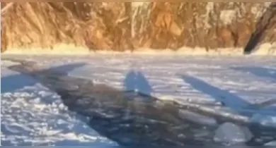 Imagem ilustrativa da notícia: Oito morrem após ônibus cair no lago mais fundo do mundo, na Sibéria