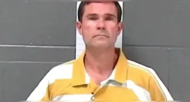 Imagem ilustrativa da notícia: Prefeito é preso após ser flagrado cheirando calcinhas de jovem