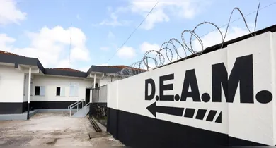 Imagem ilustrativa da notícia: Em tentativa de feminicídio, homem arremessa enteada de laje, em Belém 