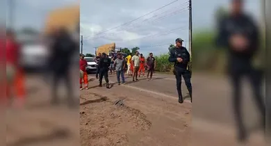 Imagem ilustrativa da notícia: Vídeo: moradores interditam rodovia contra apreensão de motos
