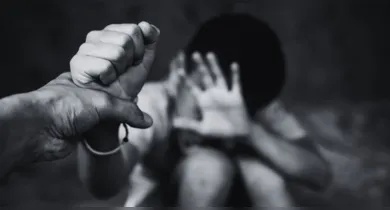 Imagem ilustrativa da notícia: Nu e em posição fetal: homem mantinha filho preso em van há quase 2 anos