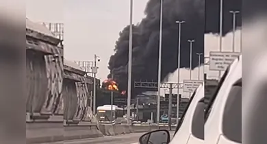 Imagem ilustrativa da notícia: Incêndio de grandes proporções atinge galpão no Rio