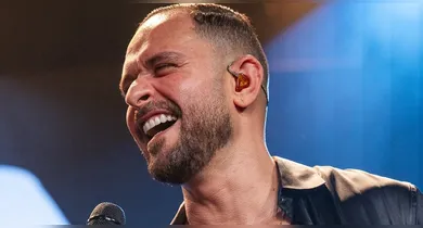 Imagem ilustrativa da notícia: Diogo Nogueira muda visual após novo transplante capilar; Veja!