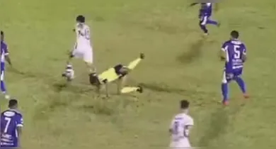 Imagem ilustrativa da notícia: Vídeo: árbitra é derrubada em jogo do Cearense e caso vai ao TJD