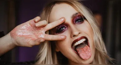 Imagem ilustrativa da notícia: Glitter pós-carnaval: como remover o brilho sem agredir a pele e o cabelo