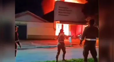 Imagem ilustrativa da notícia: Vídeo: tradicional loja é destruída por incêndio em Redenção