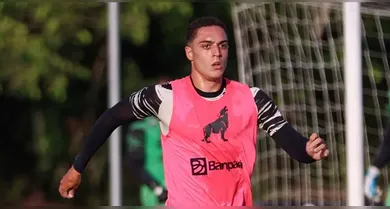 Imagem ilustrativa da notícia: Paysandu renova contrato com zagueiro Luccão