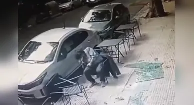 Imagem ilustrativa da notícia: Vídeo: homem é atingido por queda de varanda em cafeteria