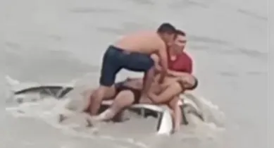 Imagem ilustrativa da notícia: Vídeo: carro cai em igarapé durante chuva desta segunda-feira (15)